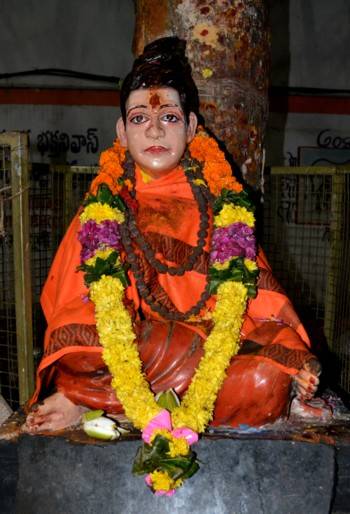 Srīpāda statue in front of the temple